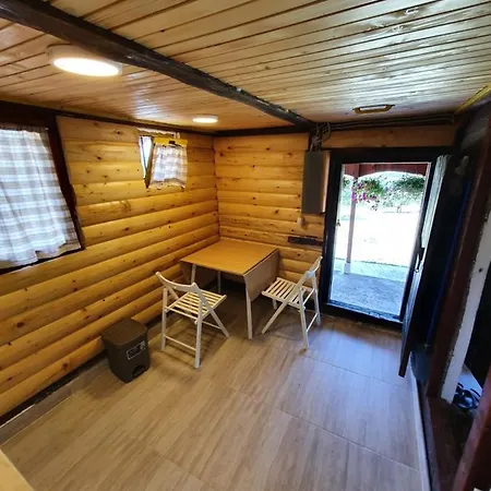 Vajat Orasac بيت للعطل